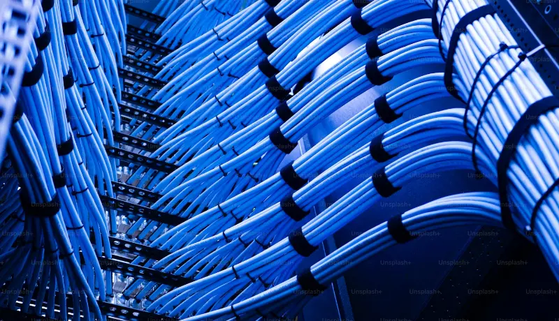 Cableporn: instalación de cableado de red organizada con precisión milimétrica, iluminada en azul