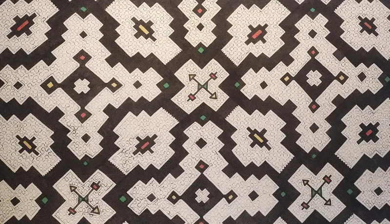 Obra de Sara Flores, kené shipibo-konibo, patrones geométricos sobre tela