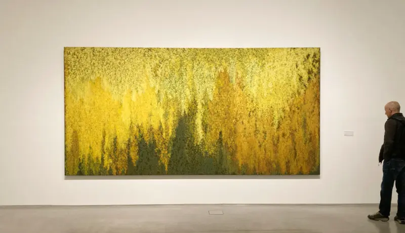Soledad Sevilla, gran lienzo amarillo y verde en el Museo Reina Sofía, Madrid
