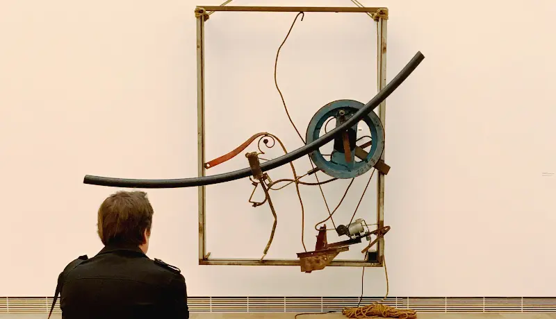 Máquina cinética de Jean Tinguely observada por un visitante en el museo de Basel